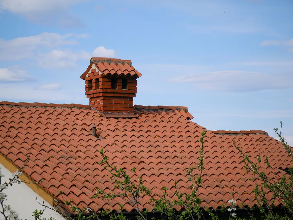 Acoperiș din țiglă ceramică roșie, cu horn